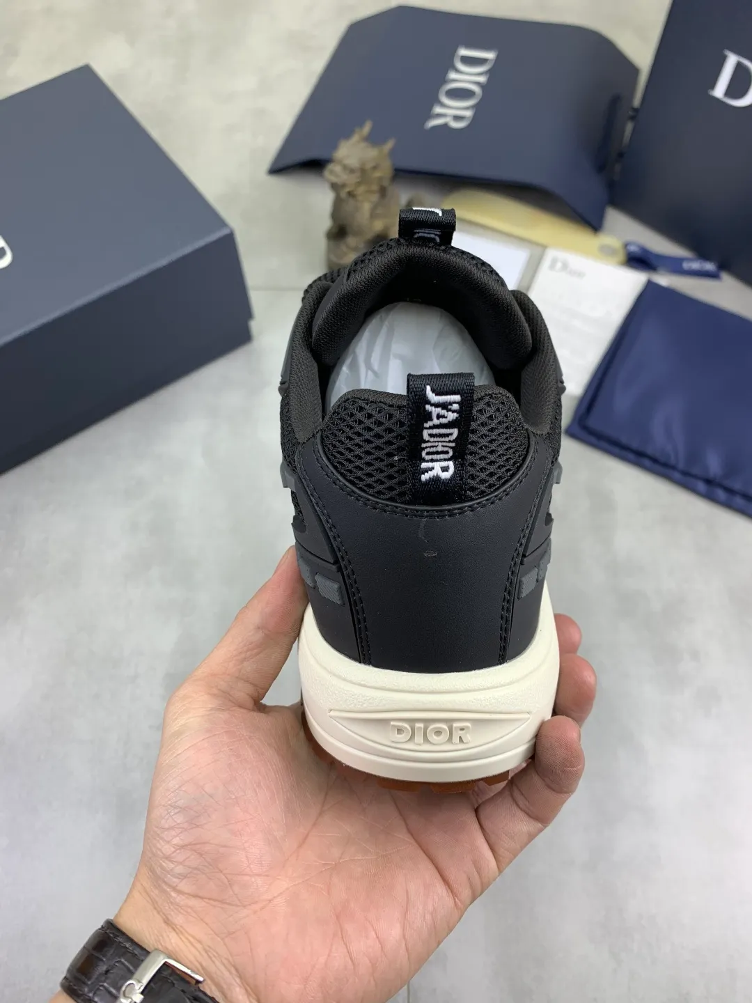 Men's Men's Shoes P600💰💎💎💎Top quality DIOR men's low-top sneakers series Newly launched this season, this low-top sneaker is one of the flagship styles of the series. Crafted from cowhide leather uppers combined with mesh and white technical fabric, it's finished with reflective graphic logos. Featuring logos on the heel and tongue, the extra-light sculpted rubber sole with signature embellishments enhances style, and internal stretch details create an ideal comfort fit that pairs well with a variety of casual looks. Shows fashionable and modern sports style Size:39-45 (38 46 customized)